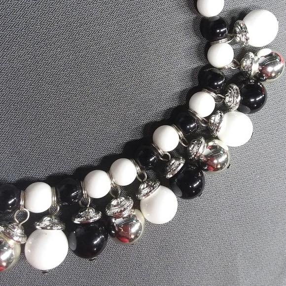Vintage Black & White Bead Necklace - Picture 4 of 9